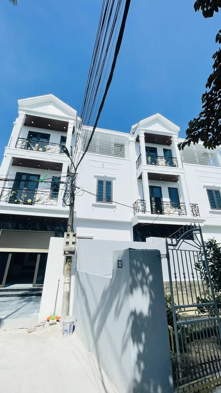 🏠 Xuất hiện căn  2 căn Nhà 3 tầng  xây độc lập ..  ngay gần  chợ minh kha , đường wonrbank  tại Dân Hạnh. Đặng Cương